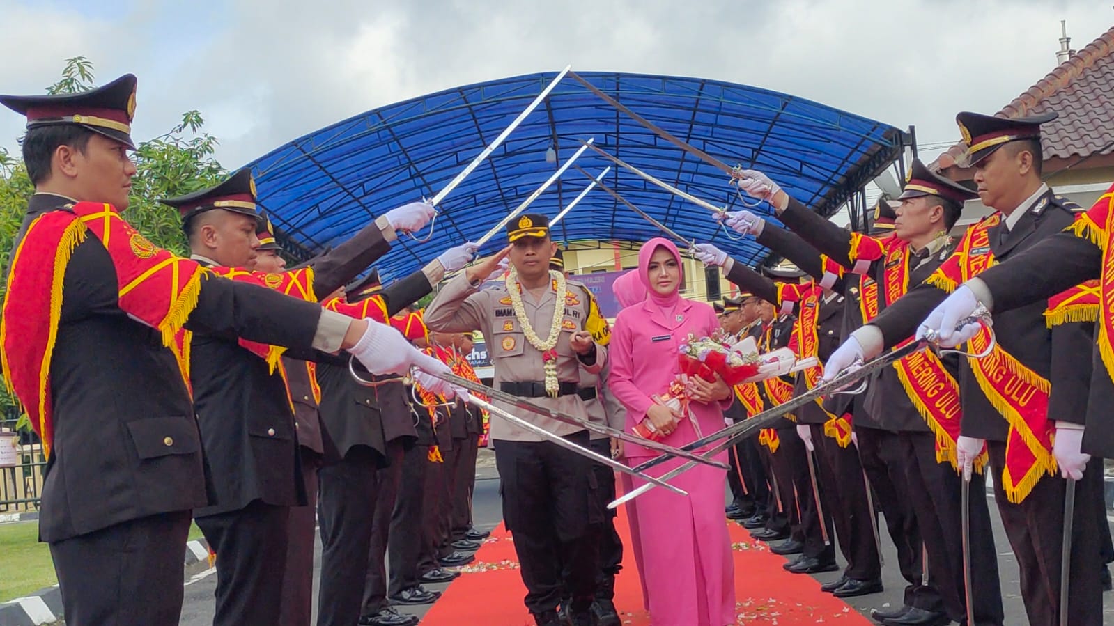 Resmi Jabat Kapolres OKU, AKBP Imam Zamroni Disambut Tradisi Pedang ...